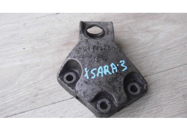 Кронштейн двигуна правий Peugeot Partner, Citroen Berlingo, 1.6 hdi, 964477250, 9644772580